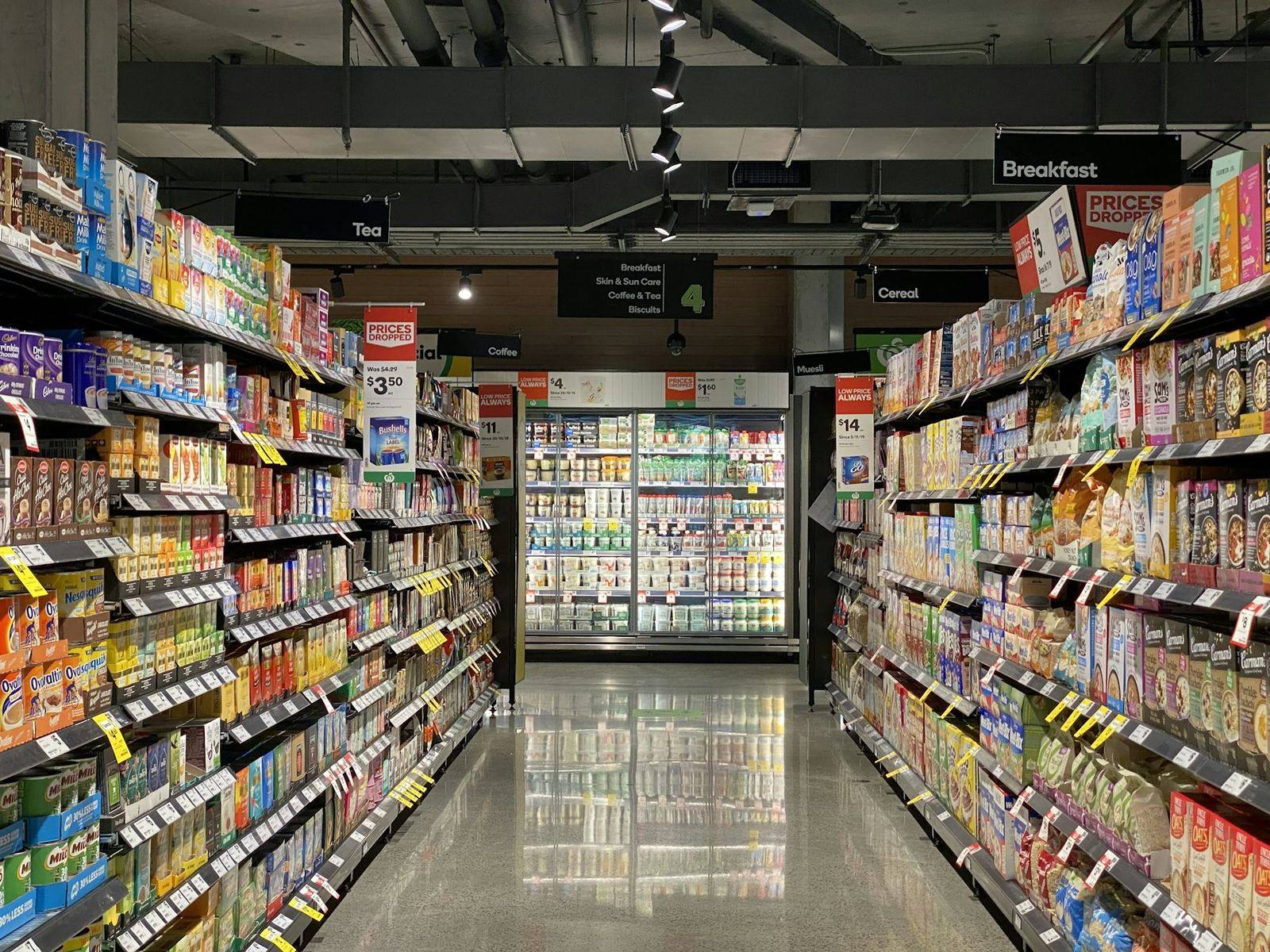 Allée de supermarché et vitrines réfrigérées