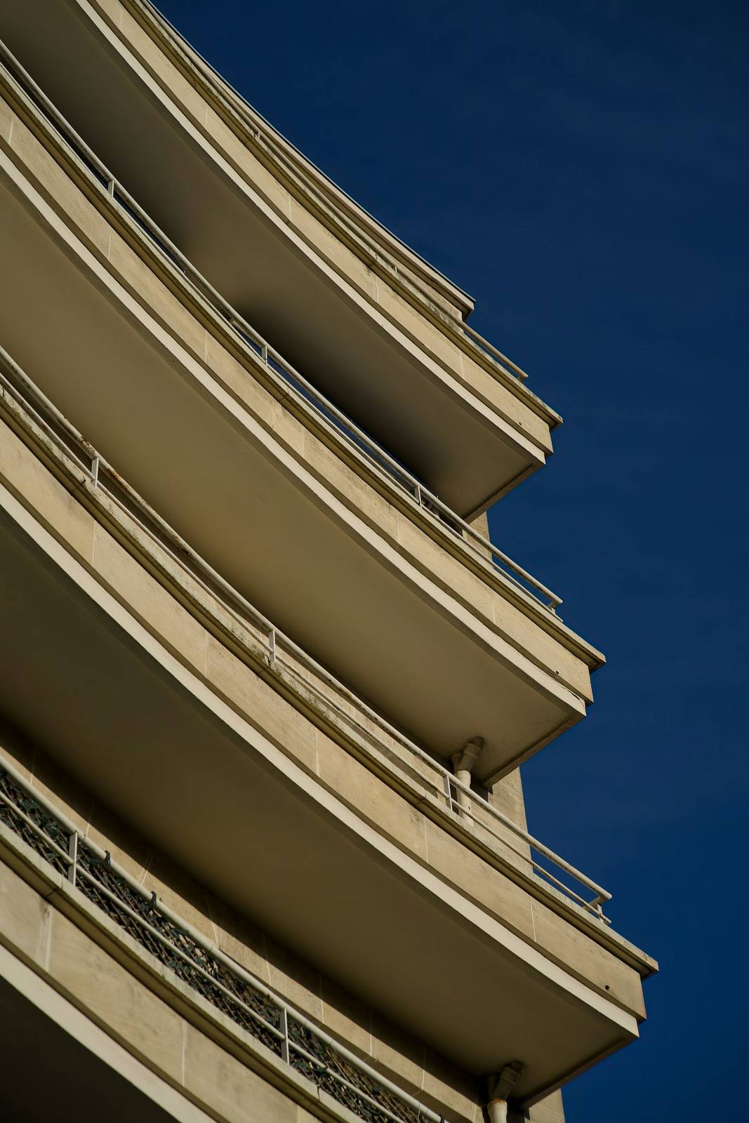 Façade d'immeuble avec balcons arrondis