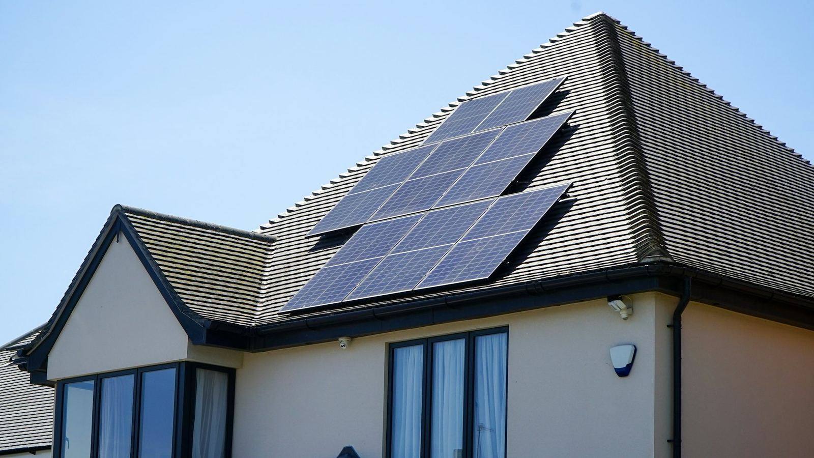 Panneaux solaires sur le toit d'une maison individuelle
